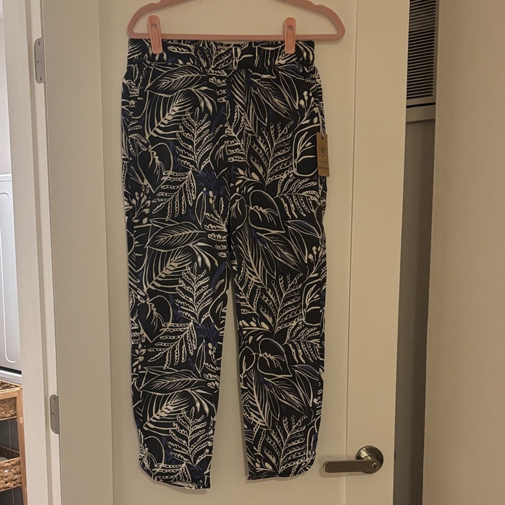 Women’s Black, blue, and White Leaf Print Pants